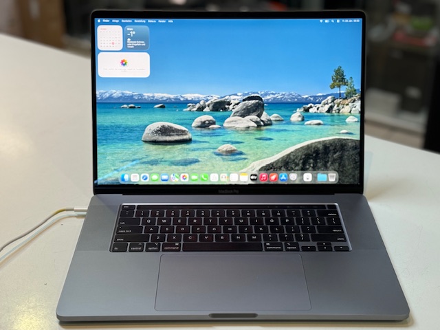 Apple MacBook Pro 16" 2019 i9/16GB/1TB, 2019er Modell mit i9, 16GB RAM, 1TB SSD, Touch Bar, englische Tastatur, 300 Zyklen, inkl. Ladegerät. | Zustand: Gut – Bild 2