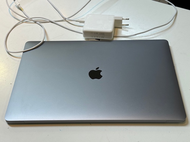 Apple MacBook Pro 16" 2019 i9/16GB/1TB, 2019er Modell mit i9, 16GB RAM, 1TB SSD, Touch Bar, englische Tastatur, 300 Zyklen, inkl. Ladegerät. | Zustand: Gut – Bild 3