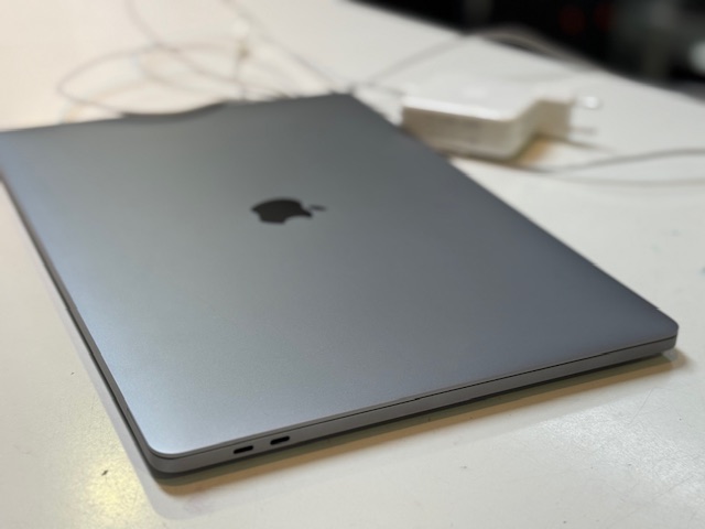Apple MacBook Pro 16" 2019 i9/16GB/1TB, 2019er Modell mit i9, 16GB RAM, 1TB SSD, Touch Bar, englische Tastatur, 300 Zyklen, inkl. Ladegerät. | Zustand: Gut – Bild 4