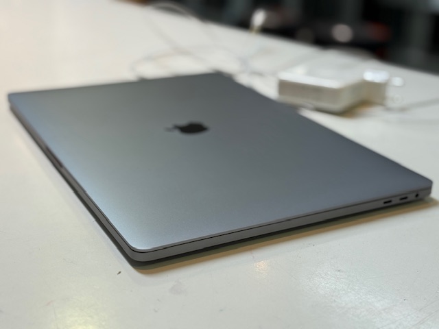 Apple MacBook Pro 16" 2019 i9/16GB/1TB, 2019er Modell mit i9, 16GB RAM, 1TB SSD, Touch Bar, englische Tastatur, 300 Zyklen, inkl. Ladegerät. | Zustand: Gut – Bild 5