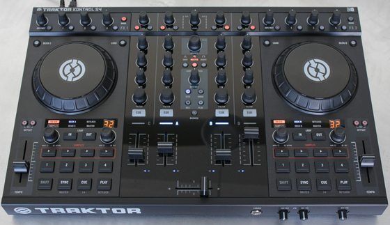 Native Instruments Traktor Kontrol S4 MK1, DJ-Controller mit 4-Kanal-Soundkarte, inklusive Tasche und Netzadapter. | Zustand: Gut