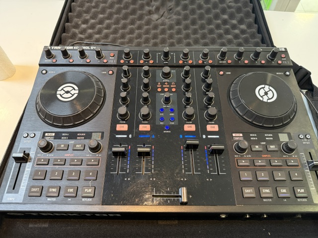 Native Instruments Traktor Kontrol S4 MK1, DJ-Controller mit 4-Kanal-Soundkarte, inklusive Tasche und Netzadapter. | Zustand: Gut – Bild 2