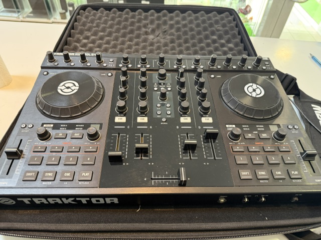 Native Instruments Traktor Kontrol S4 MK1, DJ-Controller mit 4-Kanal-Soundkarte, inklusive Tasche und Netzadapter. | Zustand: Gut – Bild 3