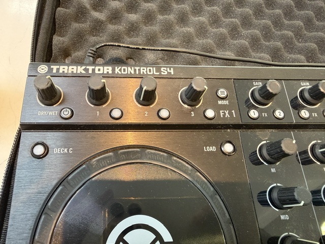 Native Instruments Traktor Kontrol S4 MK1, DJ-Controller mit 4-Kanal-Soundkarte, inklusive Tasche und Netzadapter. | Zustand: Gut – Bild 4