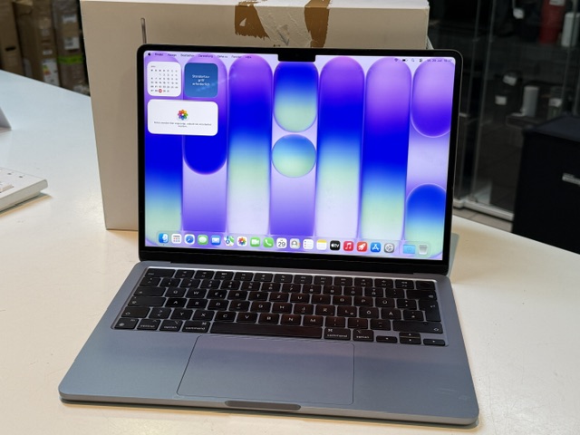 Apple MacBook Air 2024 13 Zoll Space Grau, 16 GB RAM, 512 GB SSD, 27 Ladezyklen, mit OVP und Ladegerät | Zustand: Sehr Gut – Bild 2