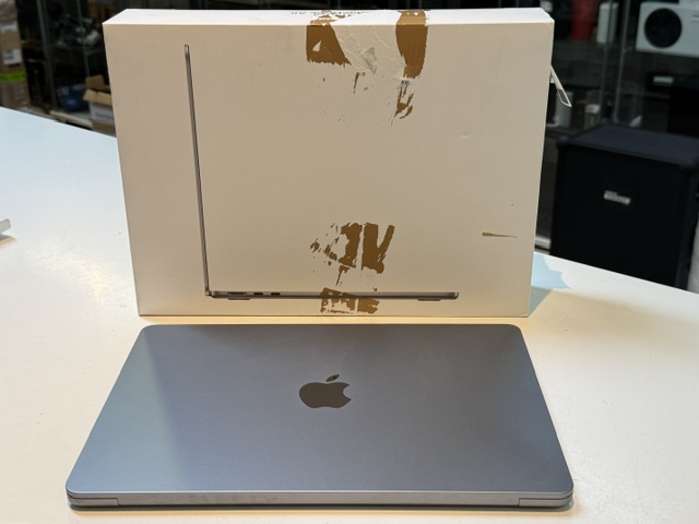 Apple MacBook Air 2024 13 Zoll Space Grau, 16 GB RAM, 512 GB SSD, 27 Ladezyklen, mit OVP und Ladegerät | Zustand: Sehr Gut – Bild 3