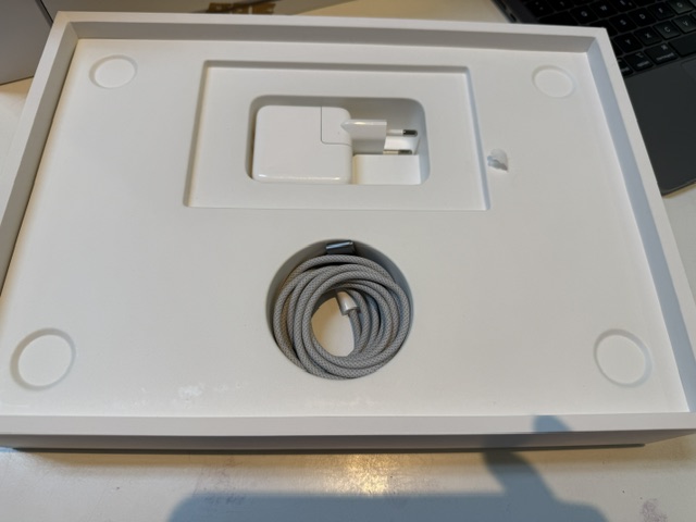 Apple MacBook Air 2024 13 Zoll Space Grau, 16 GB RAM, 512 GB SSD, 27 Ladezyklen, mit OVP und Ladegerät | Zustand: Sehr Gut – Bild 4