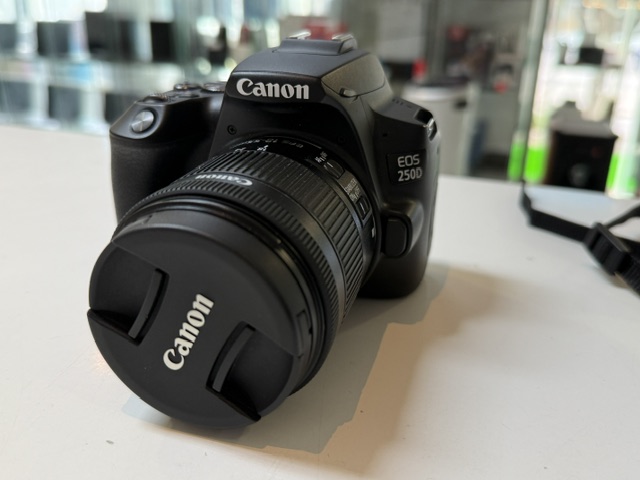 Canon EOS 250D mit EF-S 18-55mm IS STM, DSLR-Kamera, schwarz, inkl. originalem Ladegerät und 1 Akku. | Zustand: Sehr Gut – Bild 3