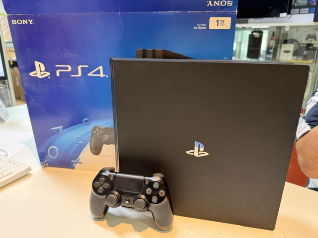 Sony PlayStation 4 Pro 1TB Jet Black, Inklusive Originalverpackung, 1 Controller, HDMI-Kabel und Stromkabel. | Zustand: Sehr Gut | Farbe: schwarz – Bild 2