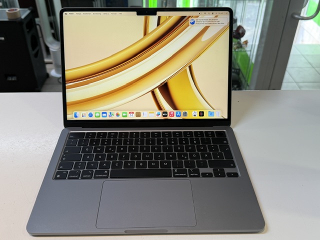 Apple MacBook Air M2 2022 Space Grau, 13,6 Zoll, 8GB RAM, 256GB SSD, 42 Ladezyklen, inkl. Ladegerät, ohne OVP | Zustand: Sehr Gut – Bild 2