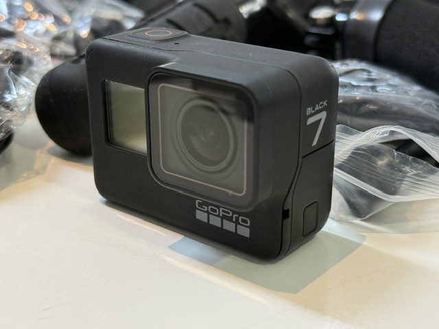 GoPro HERO7 Black 2018 Schwarz, Actionkamera mit umfangreichem Zubehör-Set, inklusive Halterungen, Akkus und Transporttasche. | Zustand: Gut – Bild 2