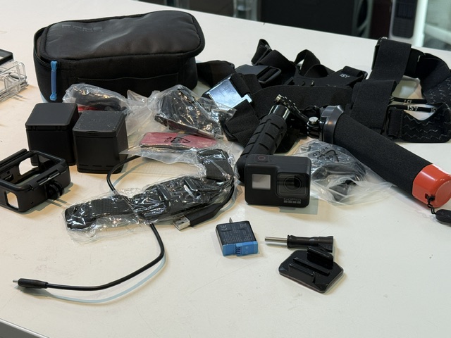 GoPro HERO7 Black 2018 Schwarz, Actionkamera mit umfangreichem Zubehör-Set, inklusive Halterungen, Akkus und Transporttasche. | Zustand: Gut – Bild 3