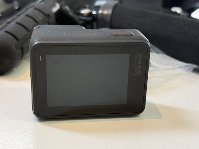 GoPro HERO7 Black 2018 Schwarz, Actionkamera mit umfangreichem Zubehör-Set, inklusive Halterungen, Akkus und Transporttasche. | Zustand: Gut – Bild 4