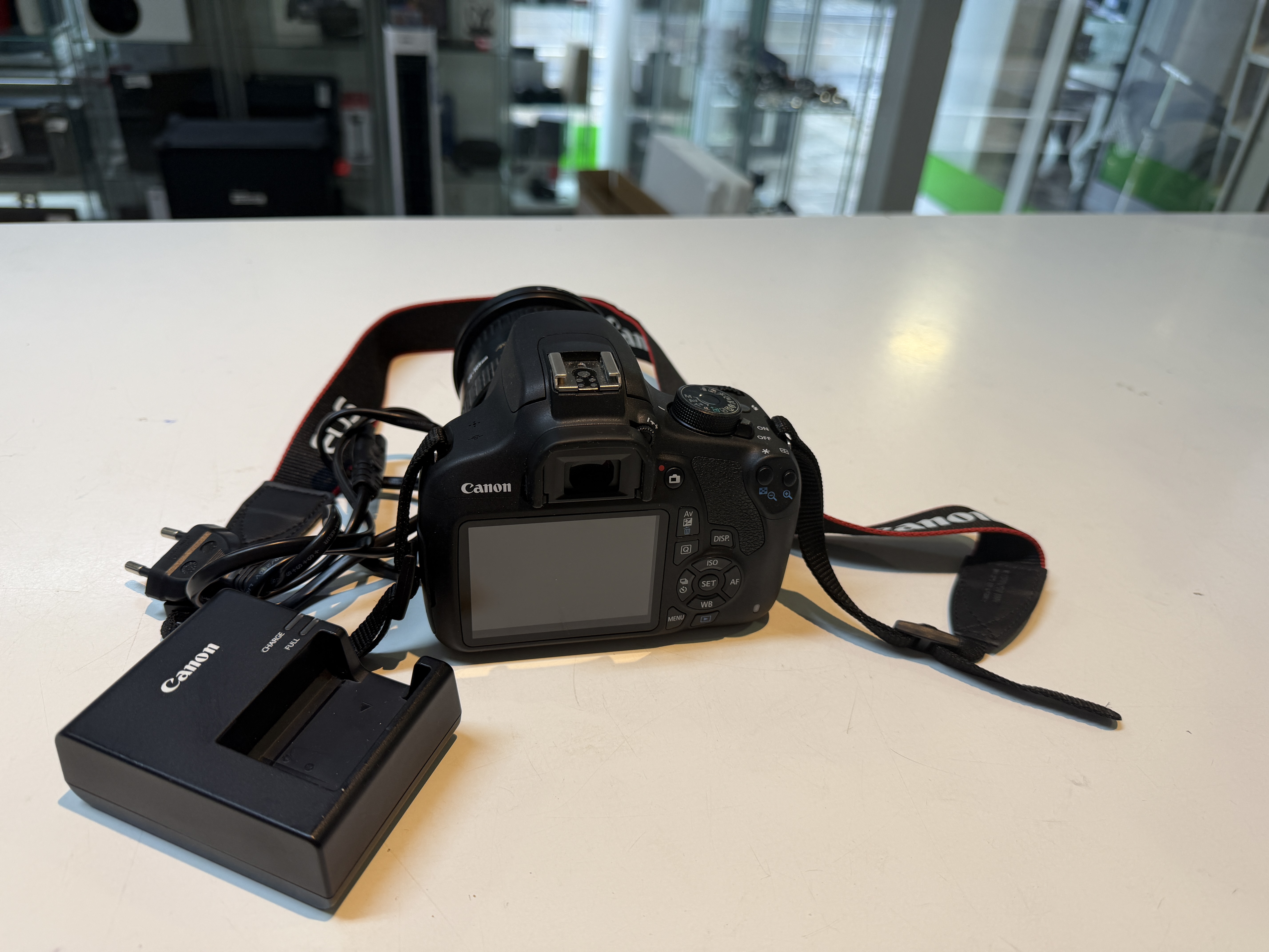 Canon EOS 1200D 2014 schwarz, Kleinem Kratzer auf dem Display, mit Ladegerät, Tasche | Zustand: Sehr Gut