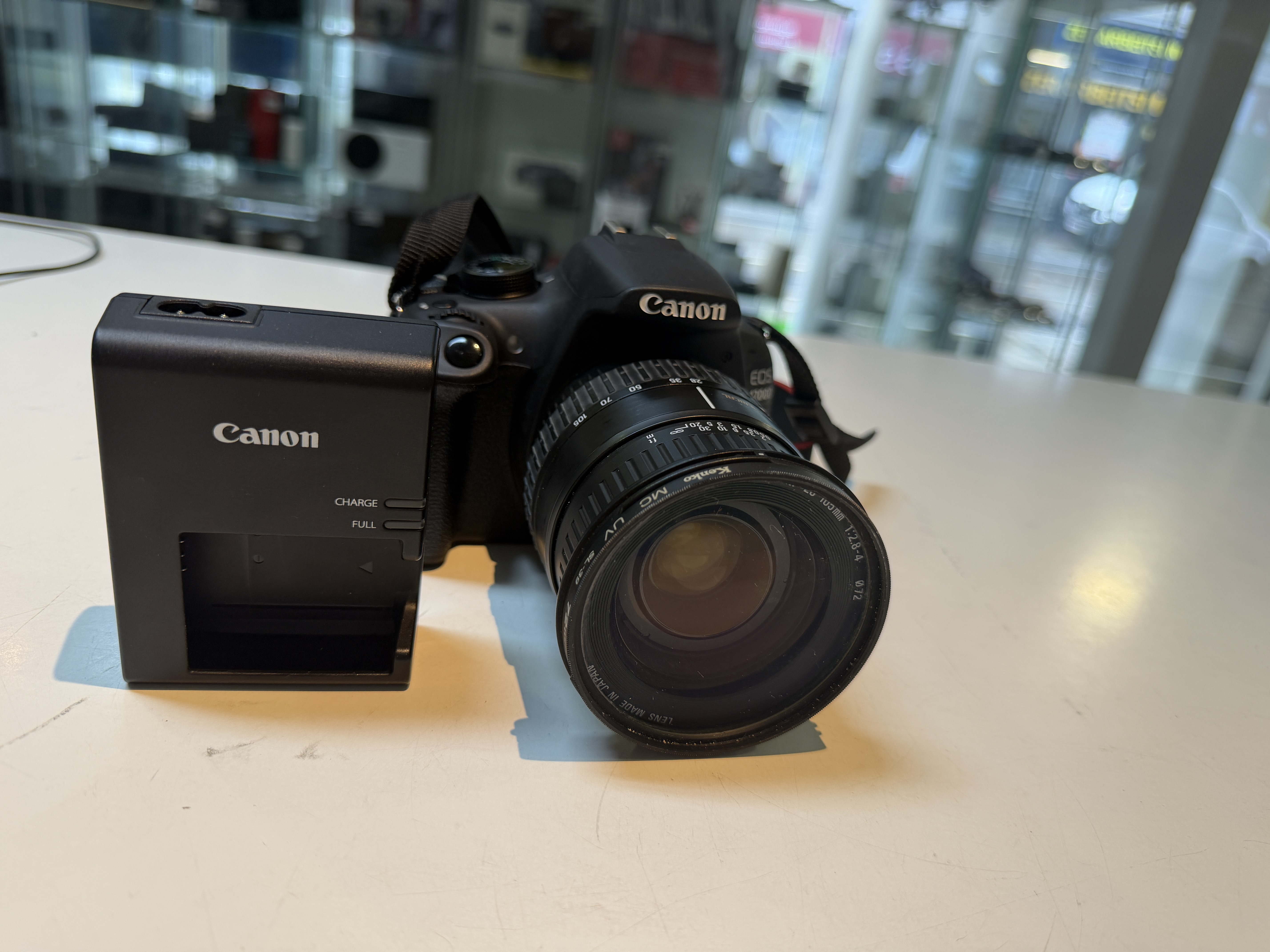 Canon EOS 1200D 2014 schwarz, Kleinem Kratzer auf dem Display, mit Ladegerät, Tasche | Zustand: Sehr Gut – Bild 2