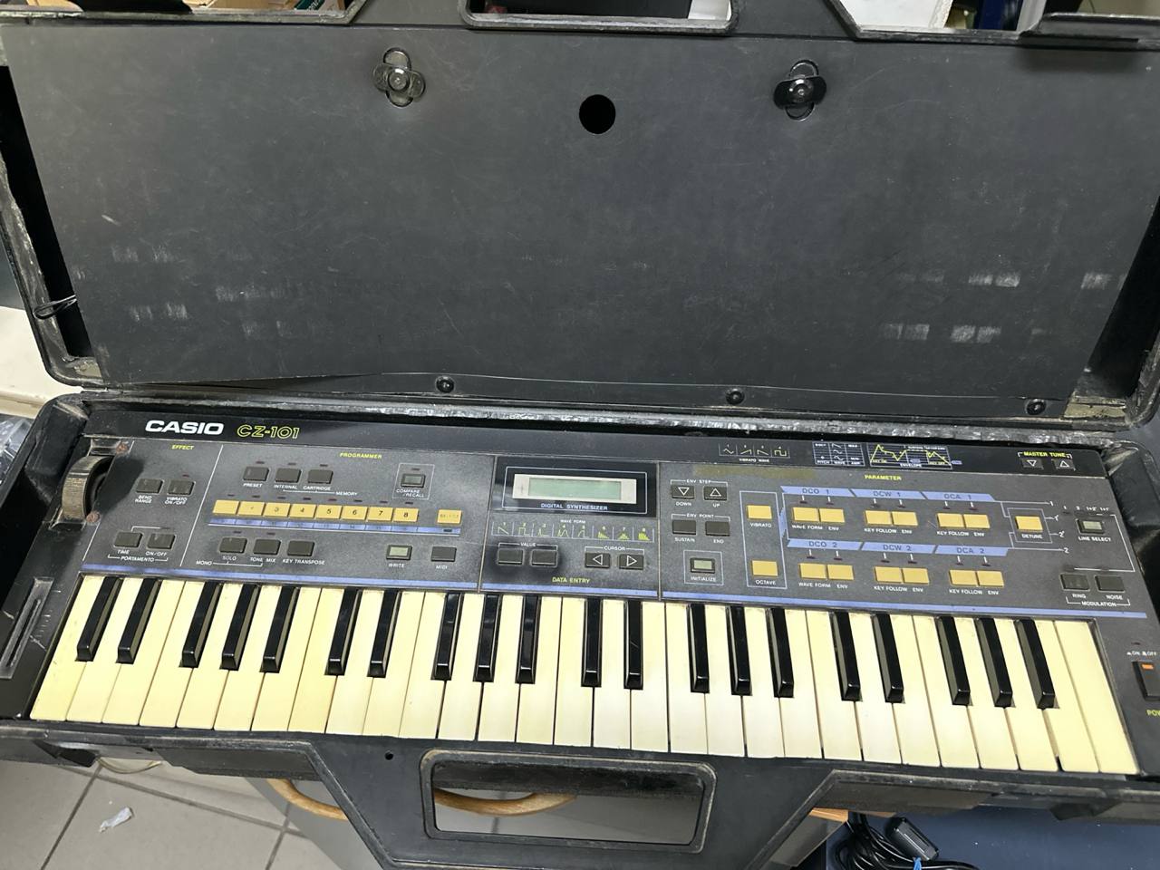 Casio CZ-101 1984 Schwarz, Vintage Phase Distortion Synthesizer mit Mini-Tasten und schwarzem Transportkoffer | Zustand: Gut
