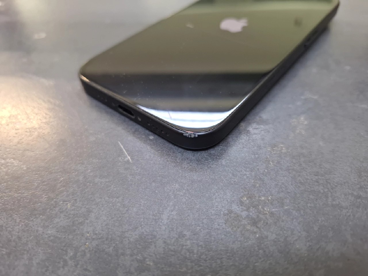 iPhone 16 128GB, Gebrauchsspuren am Gehäuse und leichte Spuren auf dem Display. | SimLock: Frei | Zustand: Gut | Farbe: schwarz | Akku: 92% – Bild 2
