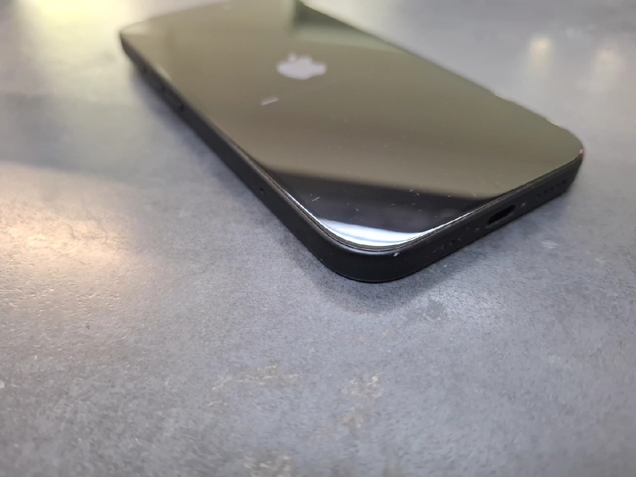 iPhone 16 128GB, Gebrauchsspuren am Gehäuse und leichte Spuren auf dem Display. | SimLock: Frei | Zustand: Gut | Farbe: schwarz | Akku: 92% – Bild 3