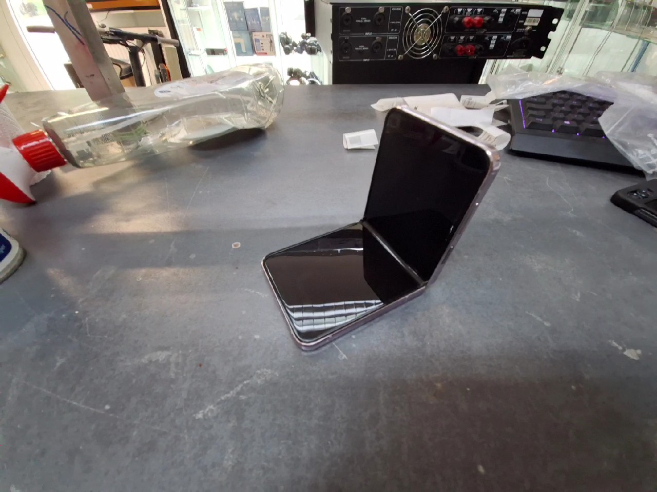 Samsung Galaxy Z Flip 5 256GB, Faltbares 5G-Smartphone mit 6,7-Zoll-Display und Dual-SIM-Funktion. | SimLock: Frei | Zustand: In Ordnung | Farbe: rose | Akku: – Bild 4