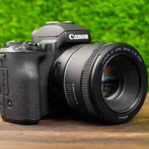 Canon EOS M50, schwarz, mit 50mm Objektiv, Canon EOS M50 Systemkamera mit EF 50mm f | 1.8 STM Objektiv, inkl. 2 Akkus und Ladegerät (US-Stecker, benötigt Reiseadapter für EU-Steckdosen). | Zustand: Sehr Gut