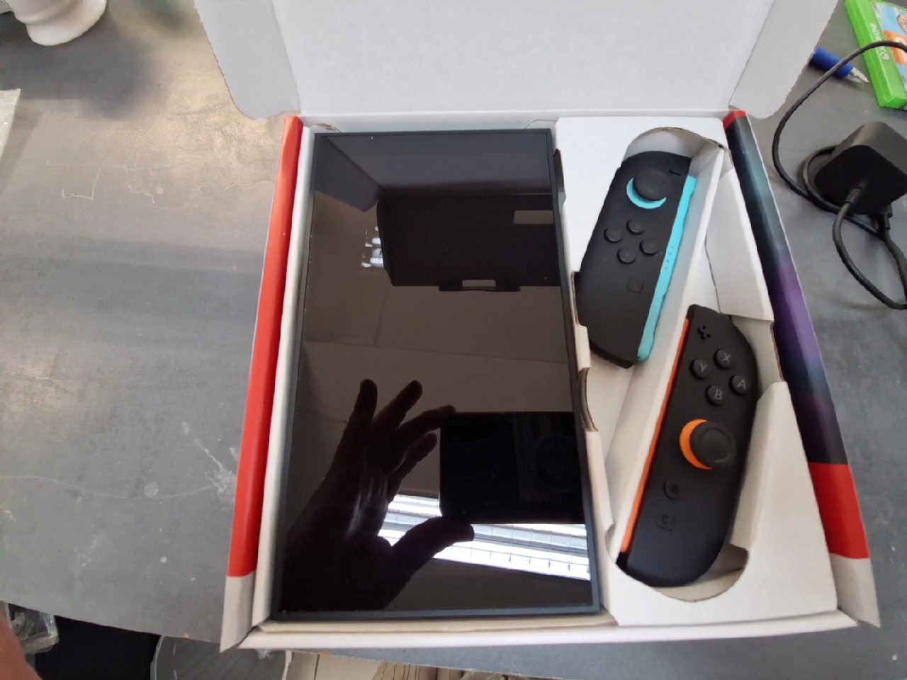 Nintendo Switch 2, Originalverpackt, inklusive Joy-Cons mit farbigen Akzenten und Netzteil | Zustand: Sehr Gut | Farbe: schwarz – Bild 3