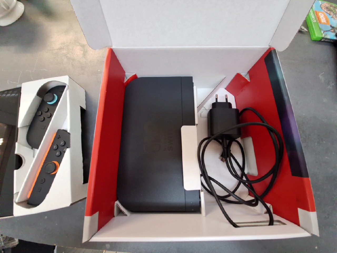 Nintendo Switch 2, Originalverpackt, inklusive Joy-Cons mit farbigen Akzenten und Netzteil | Zustand: Sehr Gut | Farbe: schwarz – Bild 4
