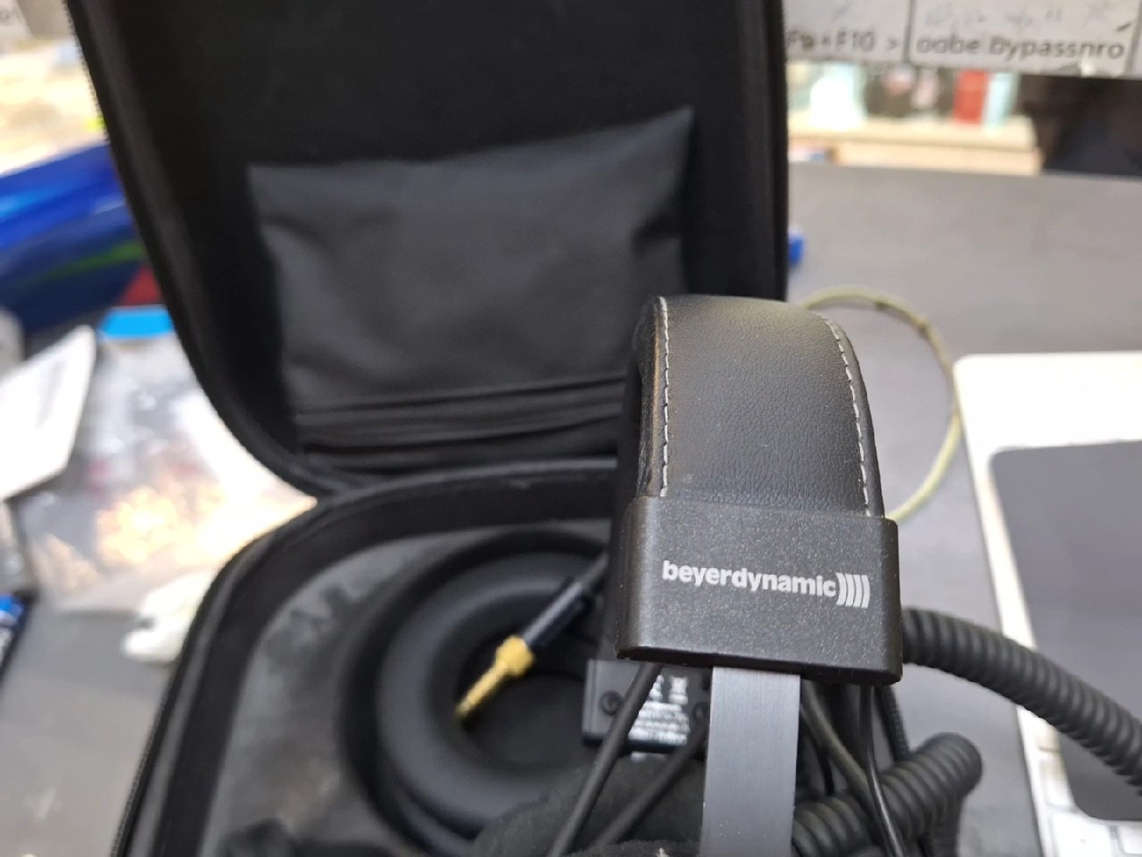 beyerdynamic DT 1770 PRO Schwarz, Geschlossener Studiokopfhörer, 250 Ohm, Tesla-Technologie, Made in Germany, inkl. Hardcase & Wendelkabel, Gebrauchsspuren an Polstern | Zustand: Gut – Bild 3