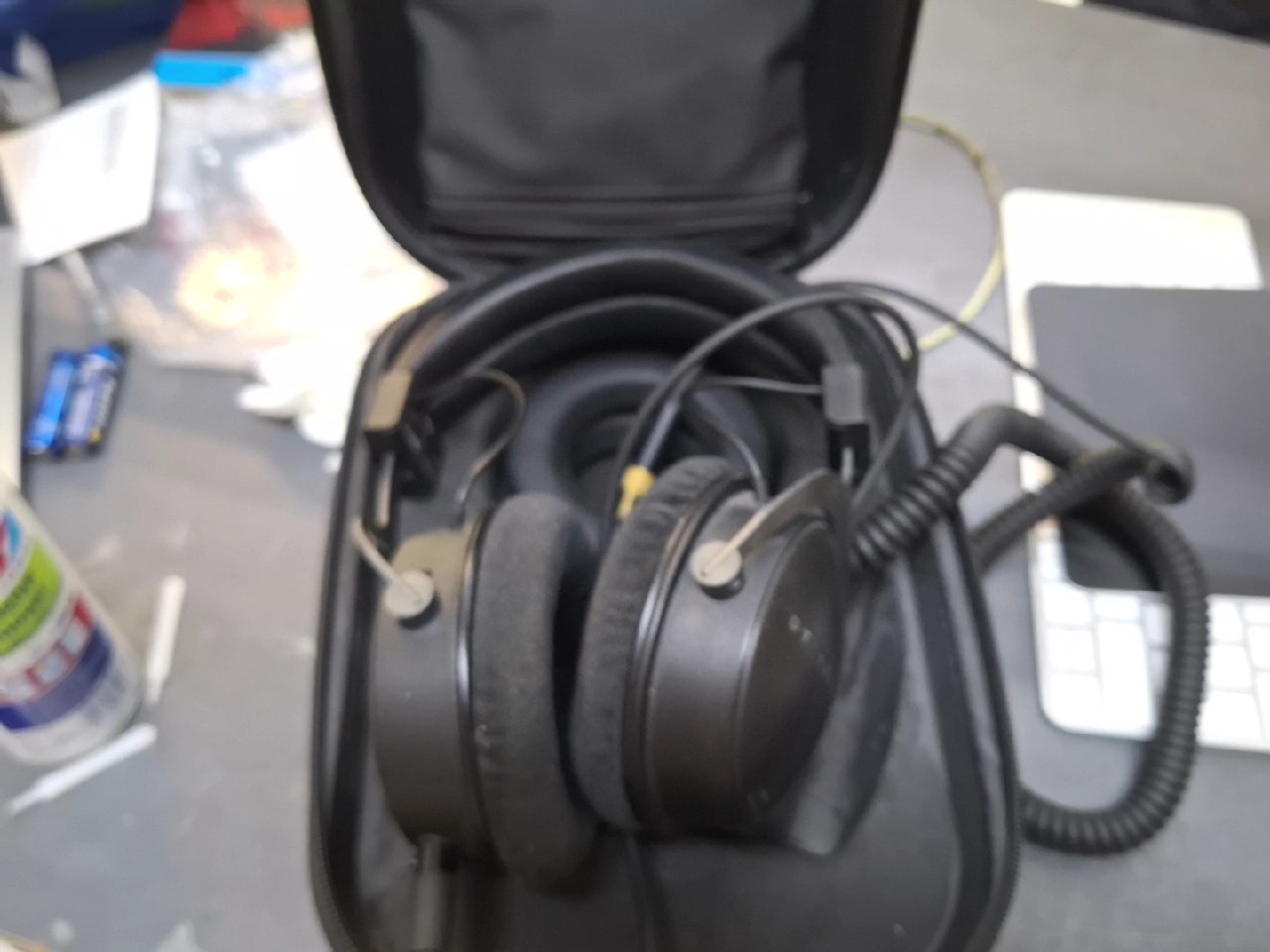 beyerdynamic DT 1770 PRO Schwarz, Geschlossener Studiokopfhörer, 250 Ohm, Tesla-Technologie, Made in Germany, inkl. Hardcase & Wendelkabel, Gebrauchsspuren an Polstern | Zustand: Gut – Bild 4