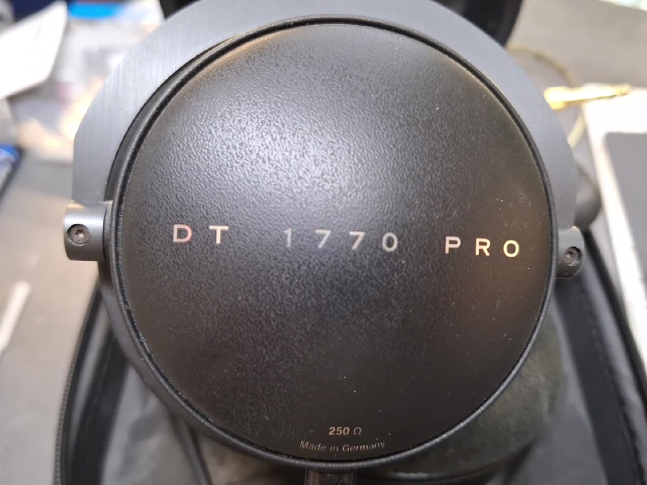 beyerdynamic DT 1770 PRO Schwarz, Geschlossener Studiokopfhörer, 250 Ohm, Tesla-Technologie, Made in Germany, inkl. Hardcase & Wendelkabel, Gebrauchsspuren an Polstern | Zustand: Gut – Bild 5