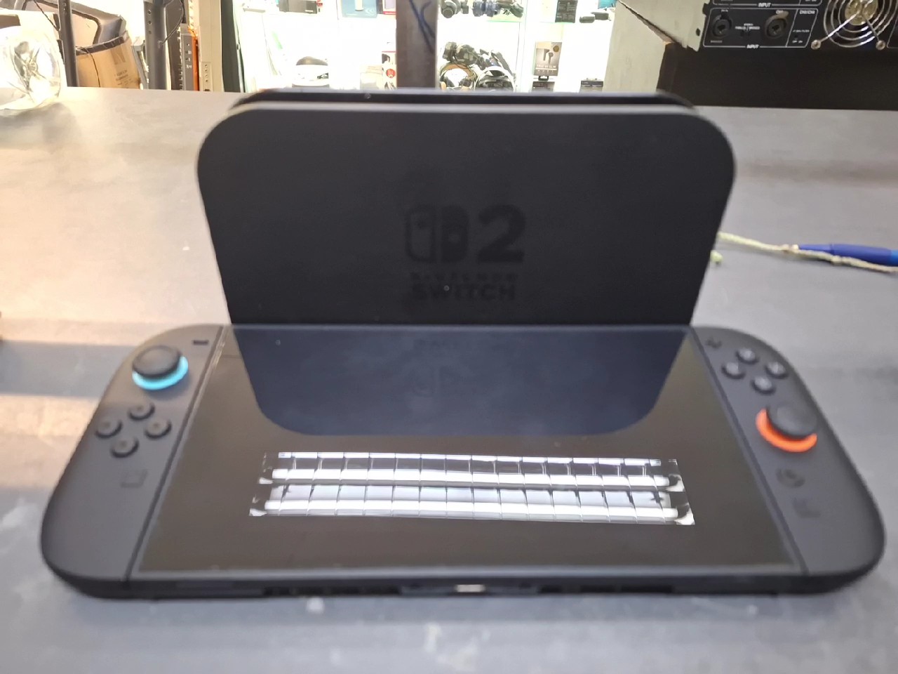 Nintendo Switch 2, Schwarz, OVP, nur Dockstation, ohne Ladegerät und Zubehör, Gebrauchsspuren hinten auf Halterung | Zustand: Sehr Gut | Farbe: schwarz – Bild 2