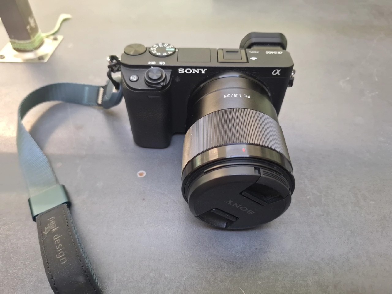 Sony Alpha 6400, schwarz, Spiegellose Systemkamera mit Objektiv FE 35mm F1.8 (SEL35F18F) und Ladegerät | Zustand: Sehr Gut – Bild 2