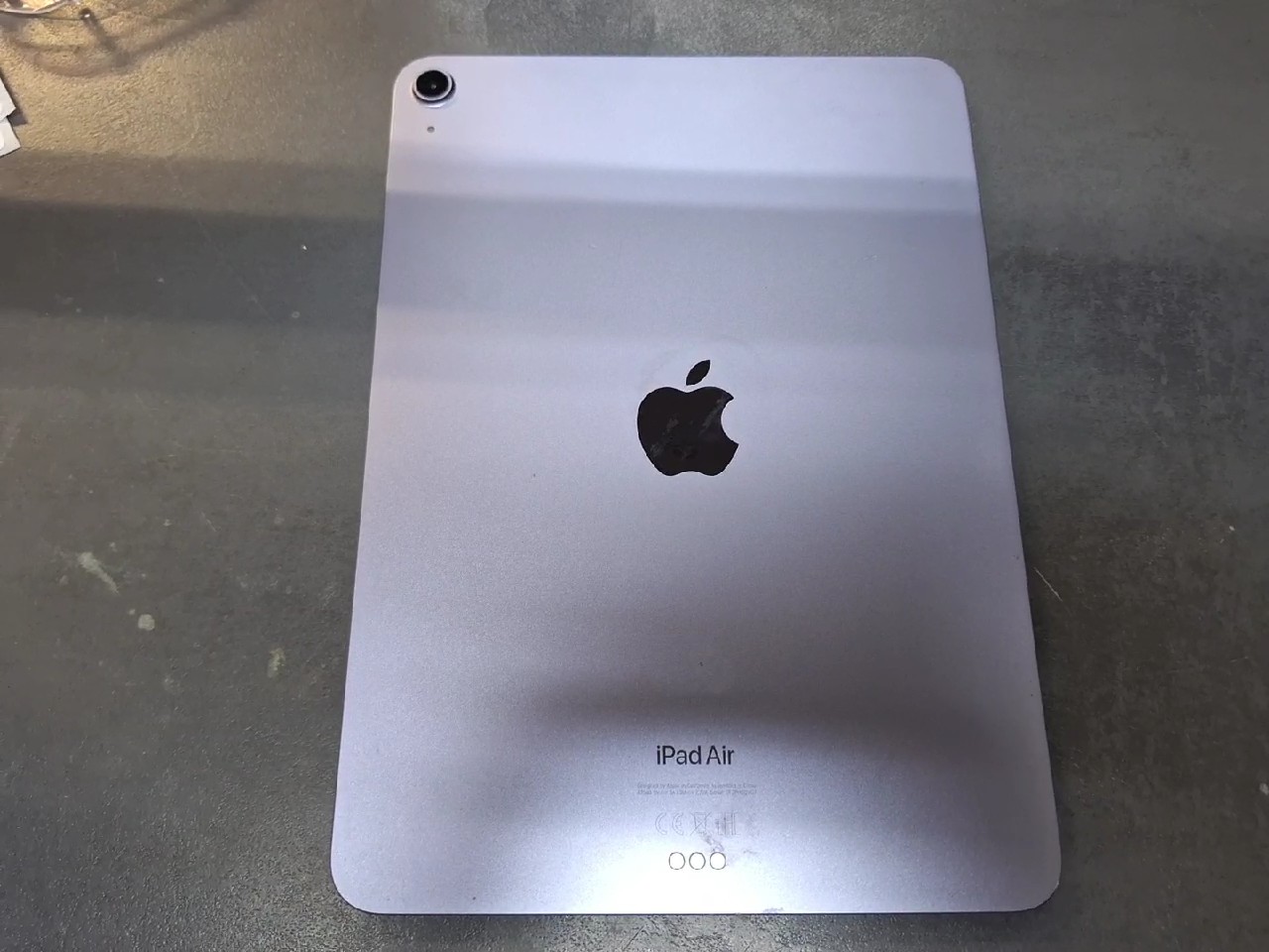 Apple iPad Air 5 Violett, Gebrauchsspuren , 64 GB Speicher, Apple M1 Chip, 10,9 Zoll Liquid Retina Display, Violett (Purple) | Zustand: Gut – Bild 2