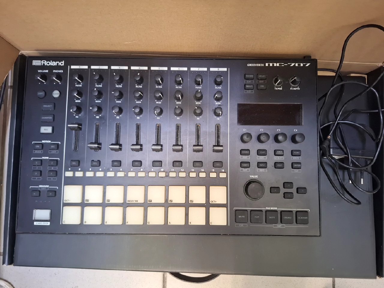 Roland MC-707 Groovebox Schwarz, 8-Spur Groovebox, Synthesizer, Sampler, Sequencer mit Originalverpackung und Netzteil | Zustand: Sehr Gut – Bild 2