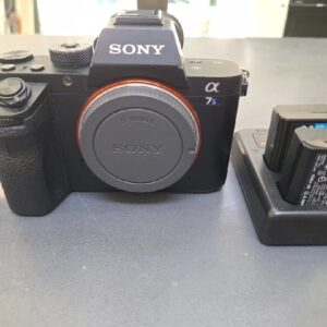 Sony Alpha 7S II  schwarz, 13.725 Auslösungen, 4K Video, SteadyShot Inside, Vollformat-Sensor, Abrieb an Gehäusekanten, Zubehör: Trageriemen, 3 Akkus+Ladegerät | Zustand: Gut