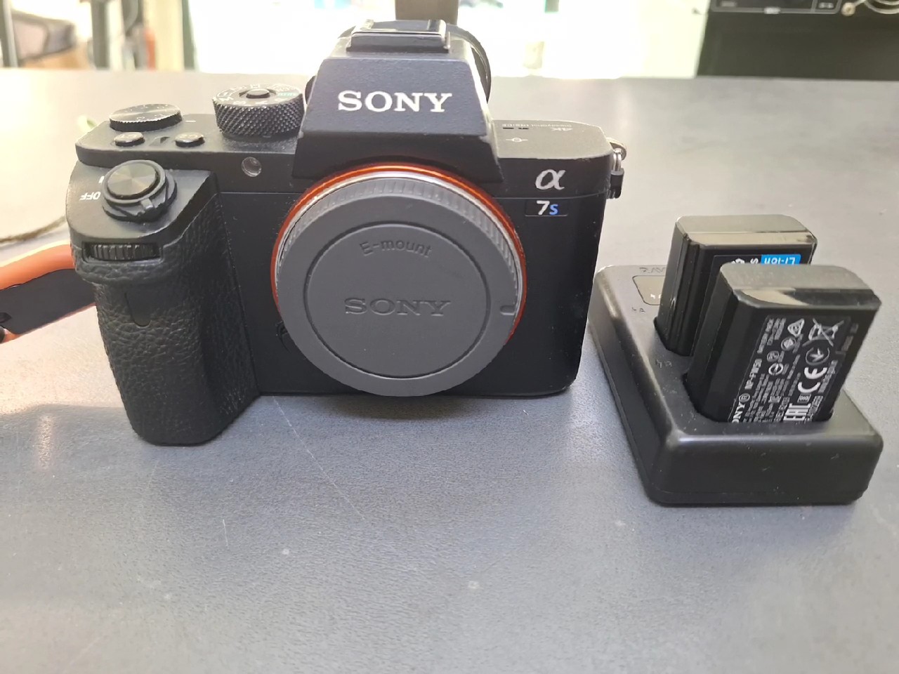 Sony Alpha 7S II schwarz, 13.725 Auslösungen, 4K Video, SteadyShot Inside, Vollformat-Sensor, Abrieb an Gehäusekanten, Zubehör: Trageriemen, 3 Akkus+Ladegerät | Zustand: Gut
