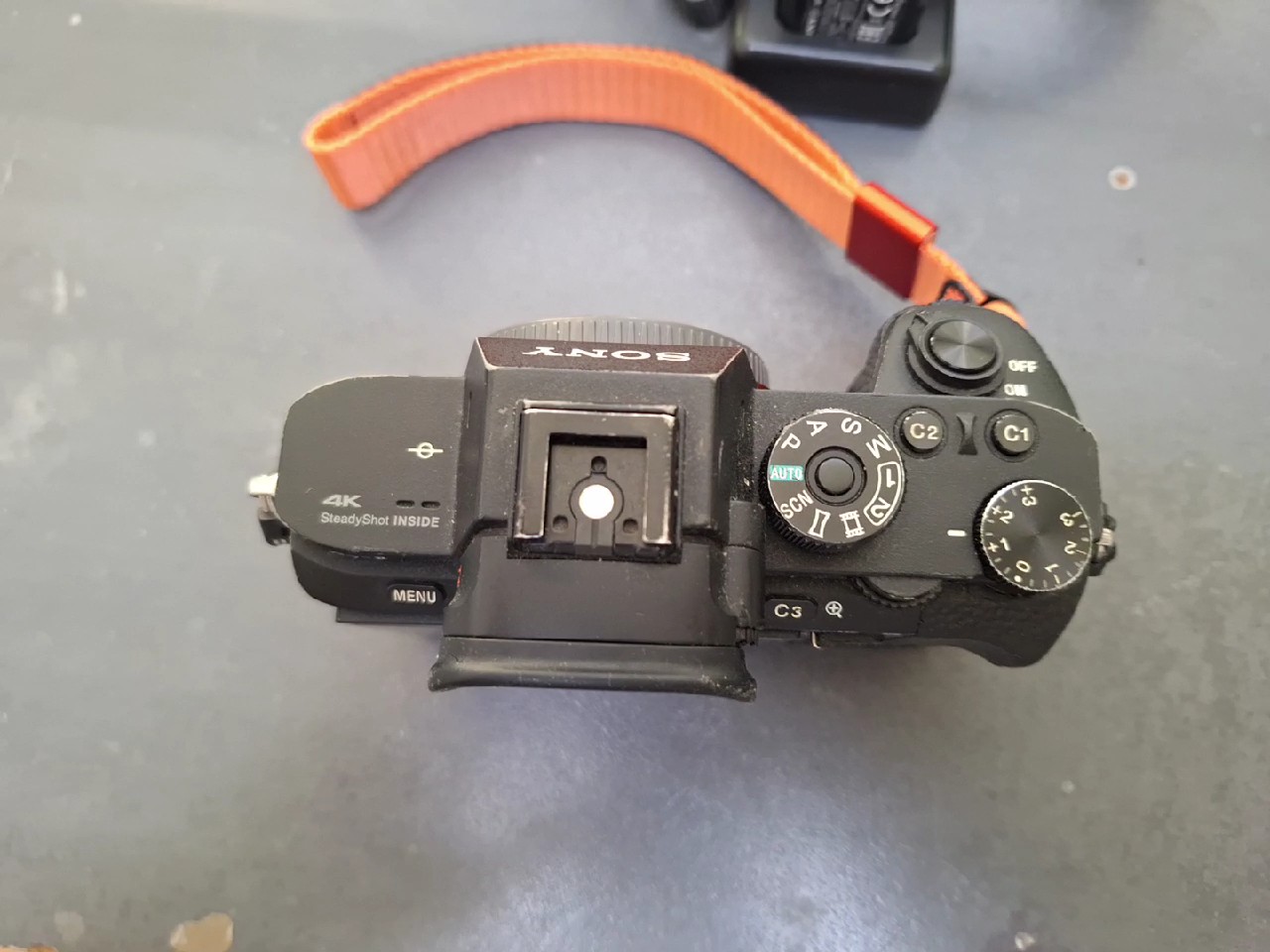 Sony Alpha 7S II schwarz, 13.725 Auslösungen, 4K Video, SteadyShot Inside, Vollformat-Sensor, Abrieb an Gehäusekanten, Zubehör: Trageriemen, 3 Akkus+Ladegerät | Zustand: Gut – Bild 2