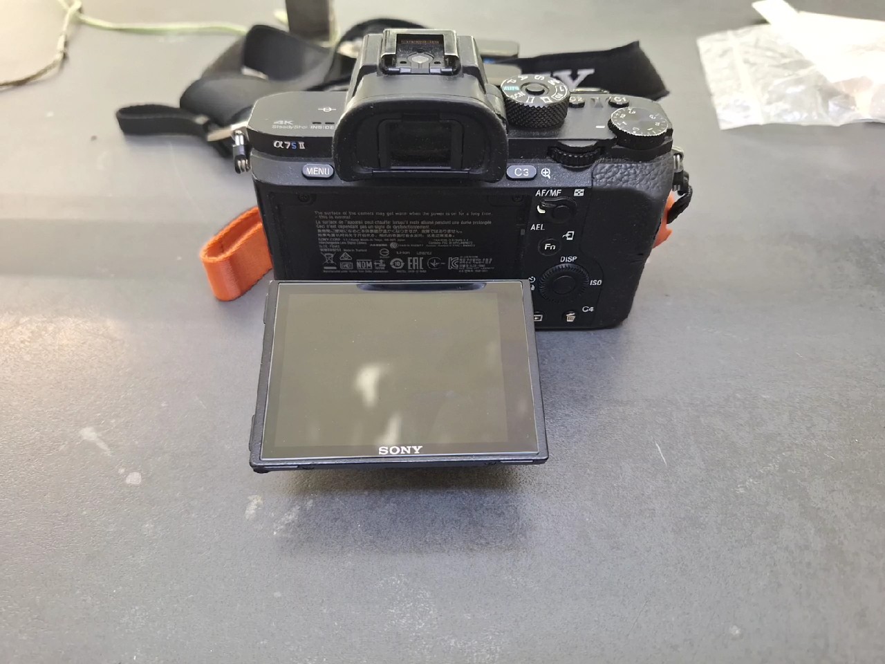 Sony Alpha 7S II schwarz, 13.725 Auslösungen, 4K Video, SteadyShot Inside, Vollformat-Sensor, Abrieb an Gehäusekanten, Zubehör: Trageriemen, 3 Akkus+Ladegerät | Zustand: Gut – Bild 3
