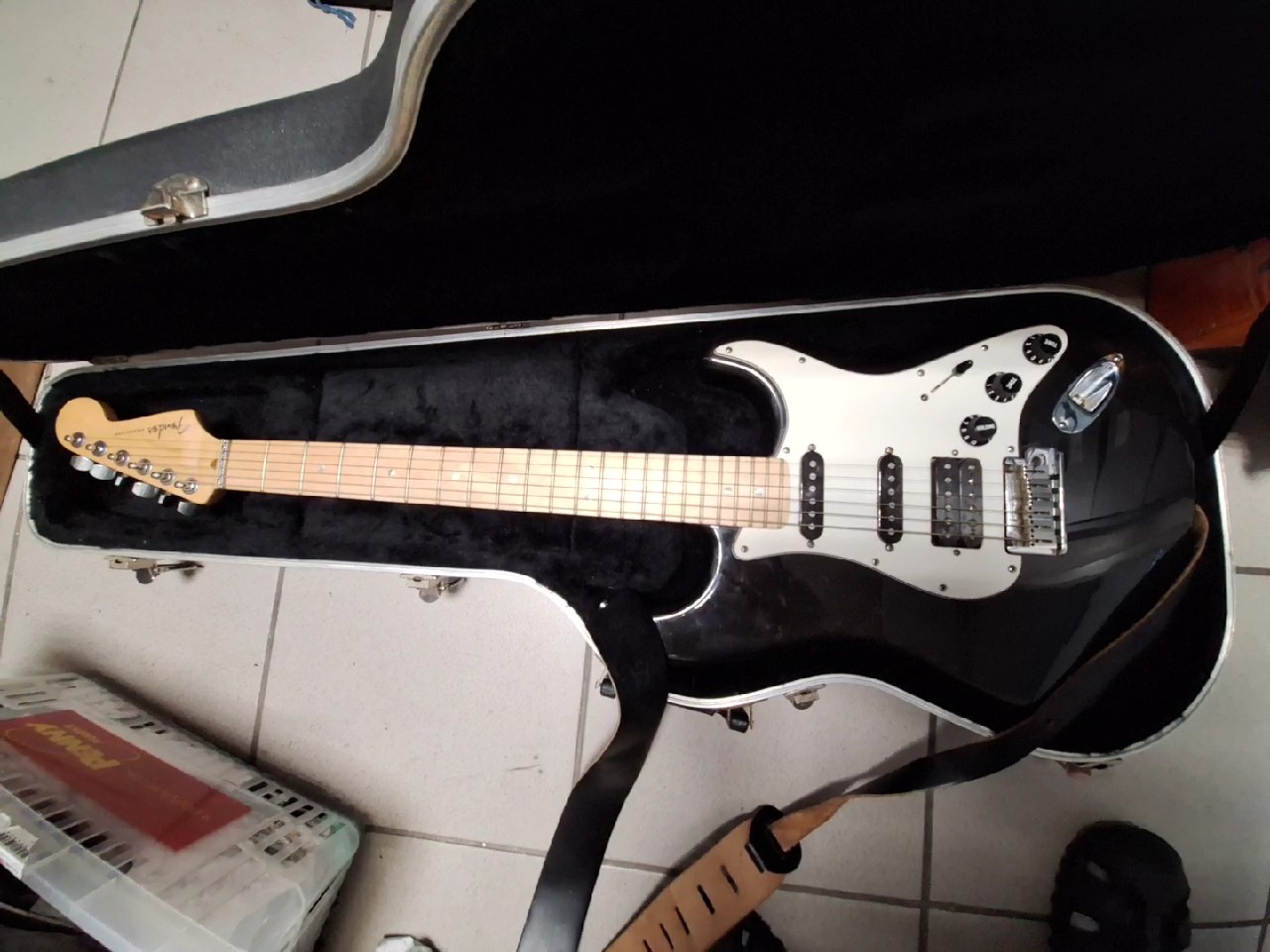 Fender American Deluxe Stratocaster HSS, USA-Modell, am dlx strat hss mn mtb, model no 0101502764, inklusive Koffer, Farbe: Schwarz | Zustand: Gut