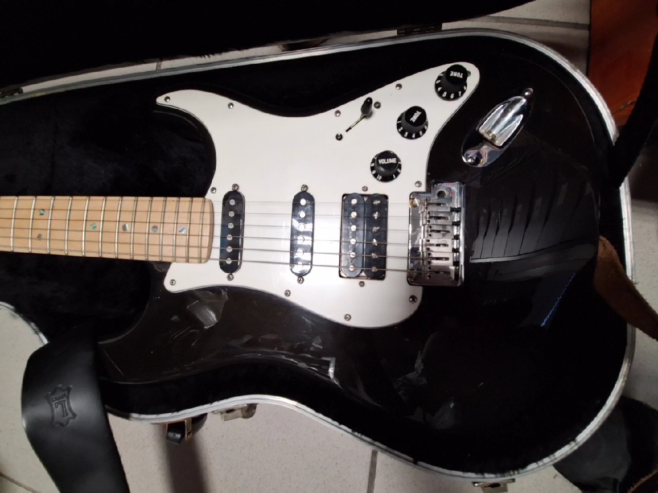Fender American Deluxe Stratocaster HSS, USA-Modell, am dlx strat hss mn mtb, model no 0101502764, inklusive Koffer, Farbe: Schwarz | Zustand: Gut – Bild 2