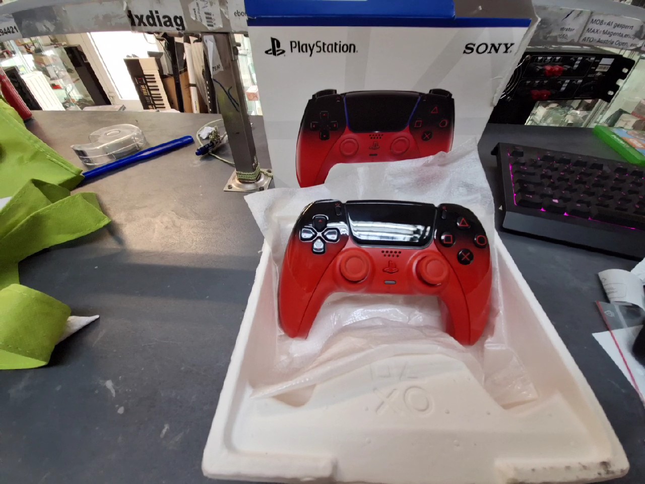 Sony DualSense Controller Techno Red, Wireless-Controller aus der Hyperpop Collection, inklusive Originalverpackung (OVP). | Zustand: Sehr Gut | Farbe: rot | schwarz – Bild 3