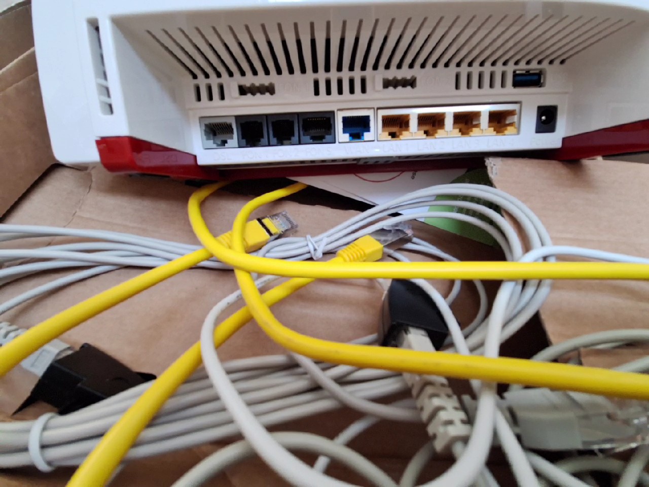 AVM FRITZ!Box 7583, 2024, weiß-rot, DSL-Router, G.fast, Mesh Wi-Fi, 4x Gigabit LAN, inkl. Netzteil und Kabel, in OVP, Produktionsjahr 2024 (S38) | Zustand: Gut – Bild 4