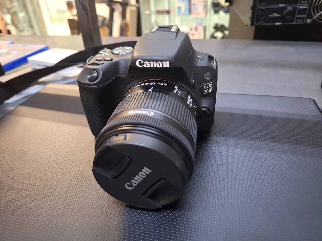 Canon EOS 200D mit 18-55mm Objektiv Schwarz, DSLR-Kamera mit APS-C-Sensor, schwenkbarem Display, 2 Akkus, Ladegerät und Fernbedienung BR-E1. | Zustand: Sehr Gut – Bild 3