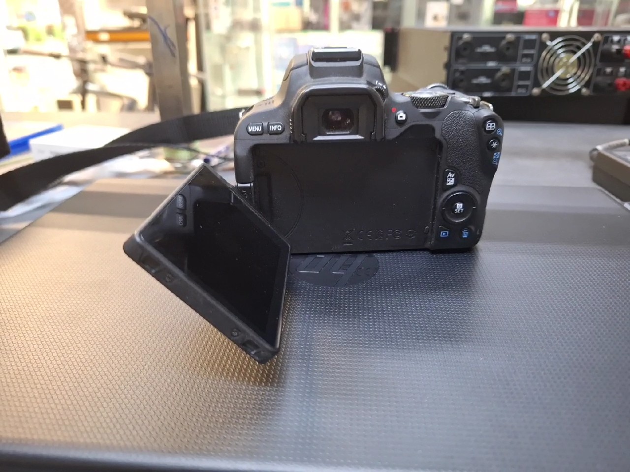 Canon EOS 200D mit 18-55mm Objektiv Schwarz, DSLR-Kamera mit APS-C-Sensor, schwenkbarem Display, 2 Akkus, Ladegerät und Fernbedienung BR-E1. | Zustand: Sehr Gut – Bild 4