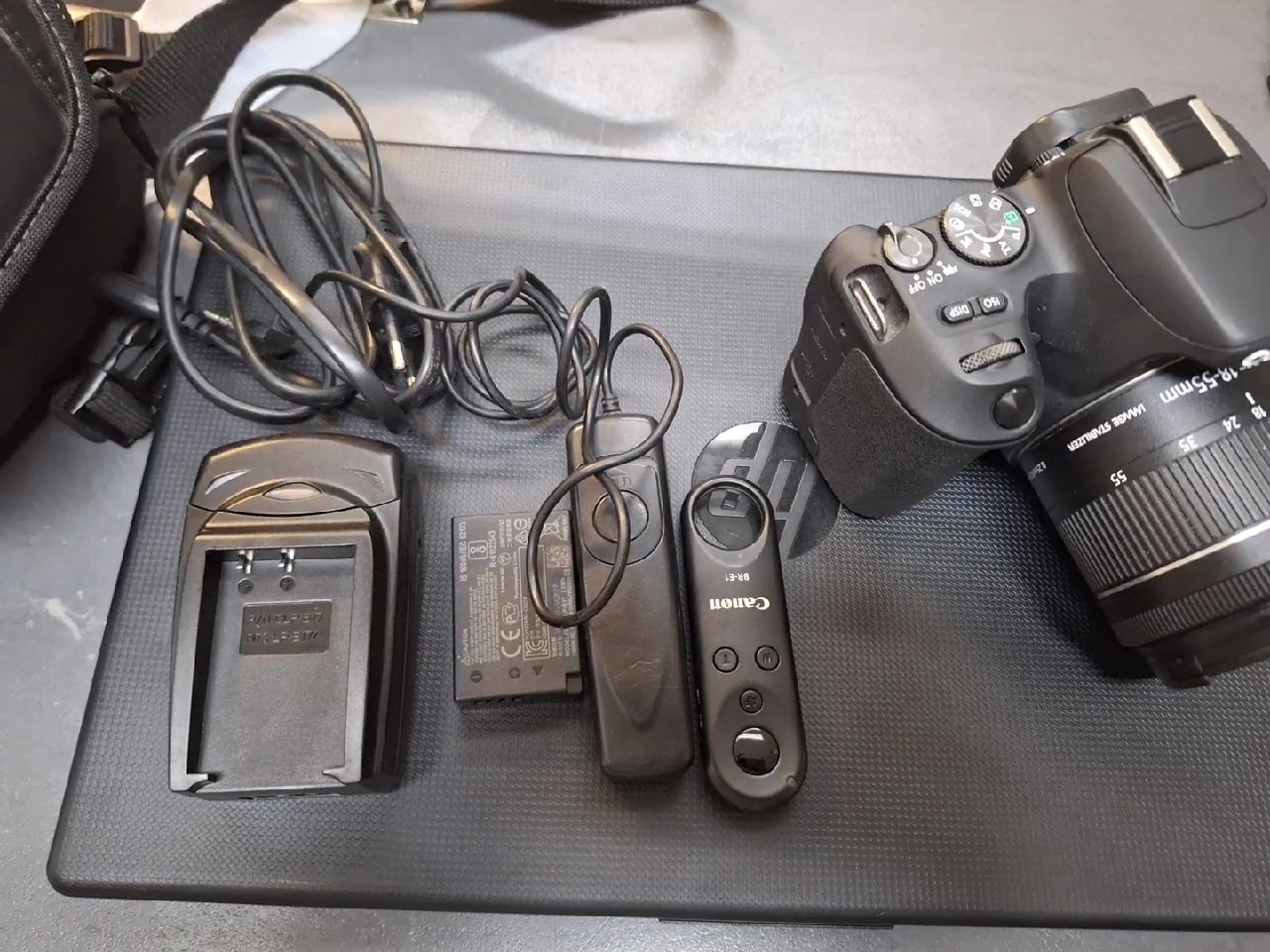 Canon EOS 200D mit 18-55mm Objektiv Schwarz, DSLR-Kamera mit APS-C-Sensor, schwenkbarem Display, 2 Akkus, Ladegerät und Fernbedienung BR-E1. | Zustand: Sehr Gut – Bild 5