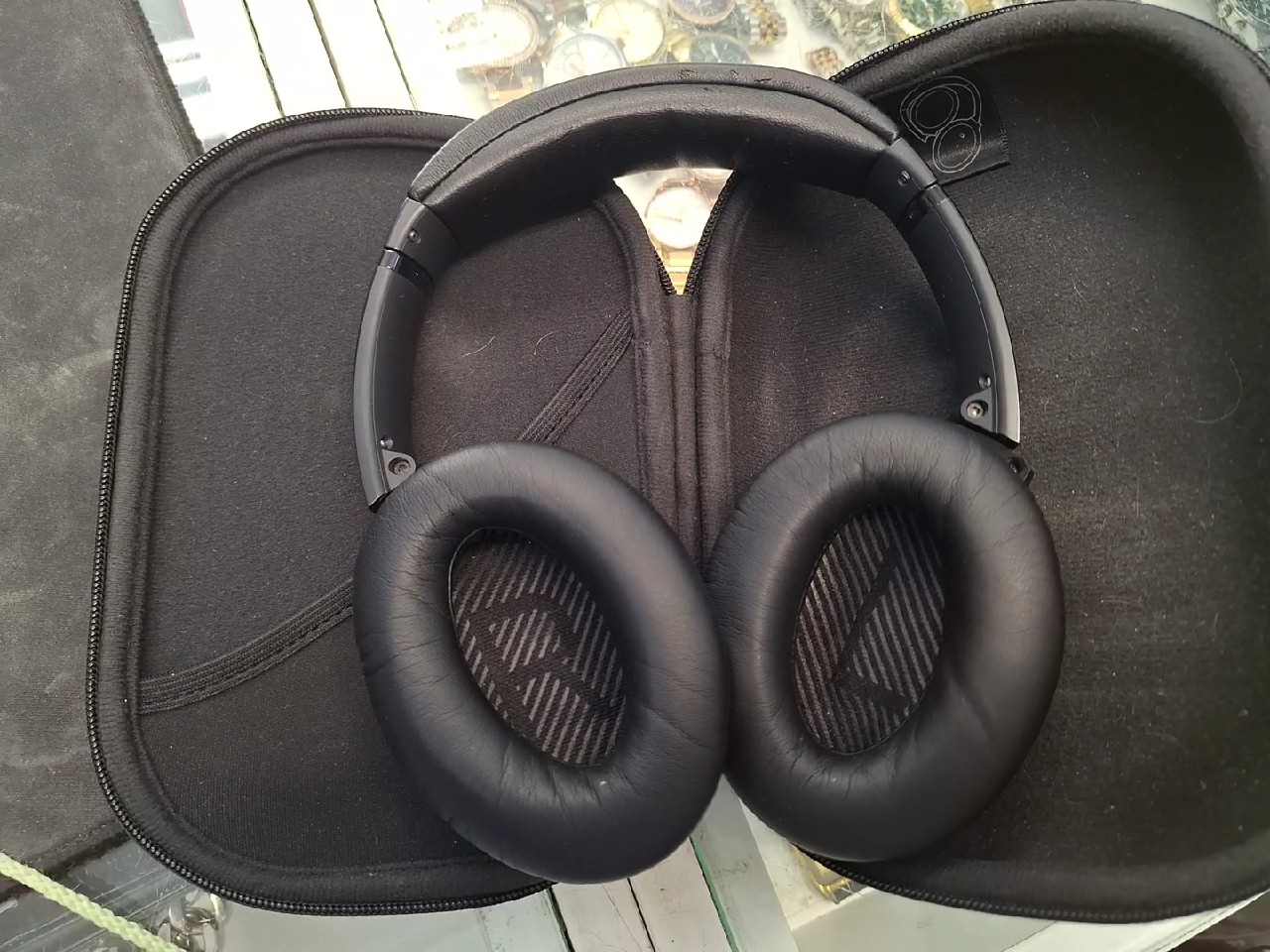 Bose QuietComfort 45 Schwarz, Kabellose Over-Ear-Kopfhörer mit Noise Cancelling, leichte Abnutzung am KopFernbedienungügel, inkl. Etui | Zustand: Gut – Bild 2