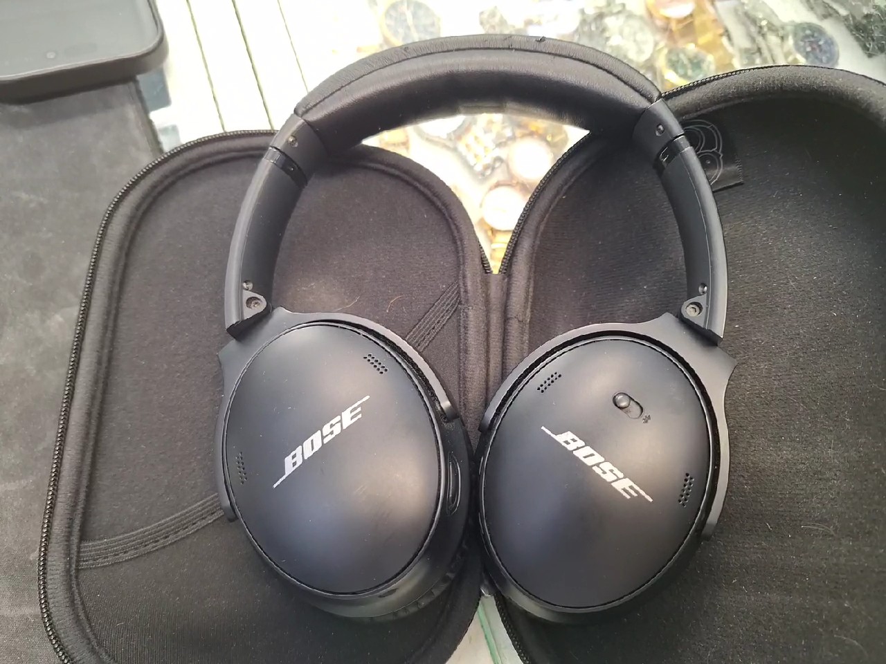 Bose QuietComfort 45 Schwarz, Kabellose Over-Ear-Kopfhörer mit Noise Cancelling, leichte Abnutzung am KopFernbedienungügel, inkl. Etui | Zustand: Gut – Bild 3