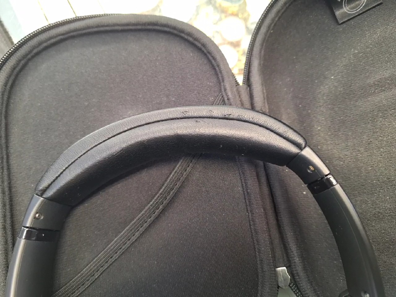 Bose QuietComfort 45 Schwarz, Kabellose Over-Ear-Kopfhörer mit Noise Cancelling, leichte Abnutzung am KopFernbedienungügel, inkl. Etui | Zustand: Gut – Bild 4