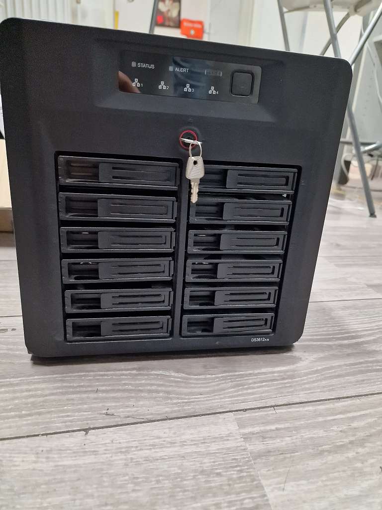 Synology DiskStation DS3612xs, 12-Bay NAS, 9x 3TB HDD (30TB), Intel Core i3, 10GbE-ready, Kratzer an der Seitenwand | Zustand: Gut – Bild 2