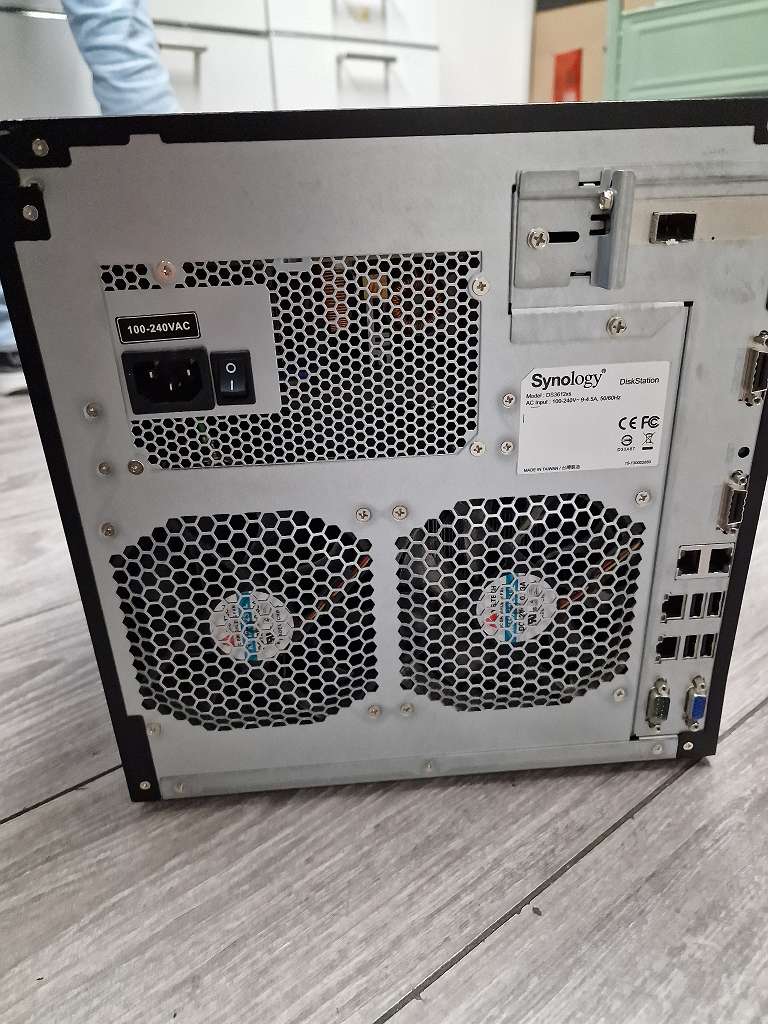 Synology DiskStation DS3612xs, 12-Bay NAS, 9x 3TB HDD (30TB), Intel Core i3, 10GbE-ready, Kratzer an der Seitenwand | Zustand: Gut – Bild 3