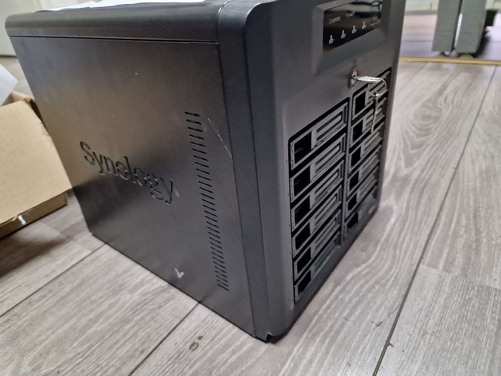 Synology DiskStation DS3612xs, 12-Bay NAS, 9x 3TB HDD (30TB), Intel Core i3, 10GbE-ready, Kratzer an der Seitenwand | Zustand: Gut – Bild 5